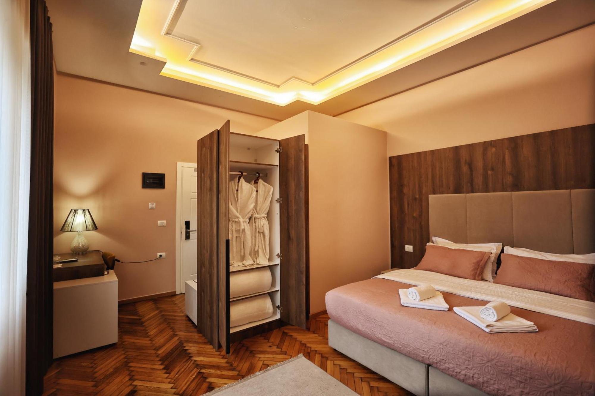 Vila Casablanca - Boutique Hotel & Restaurant Shkoder Bagian luar foto
