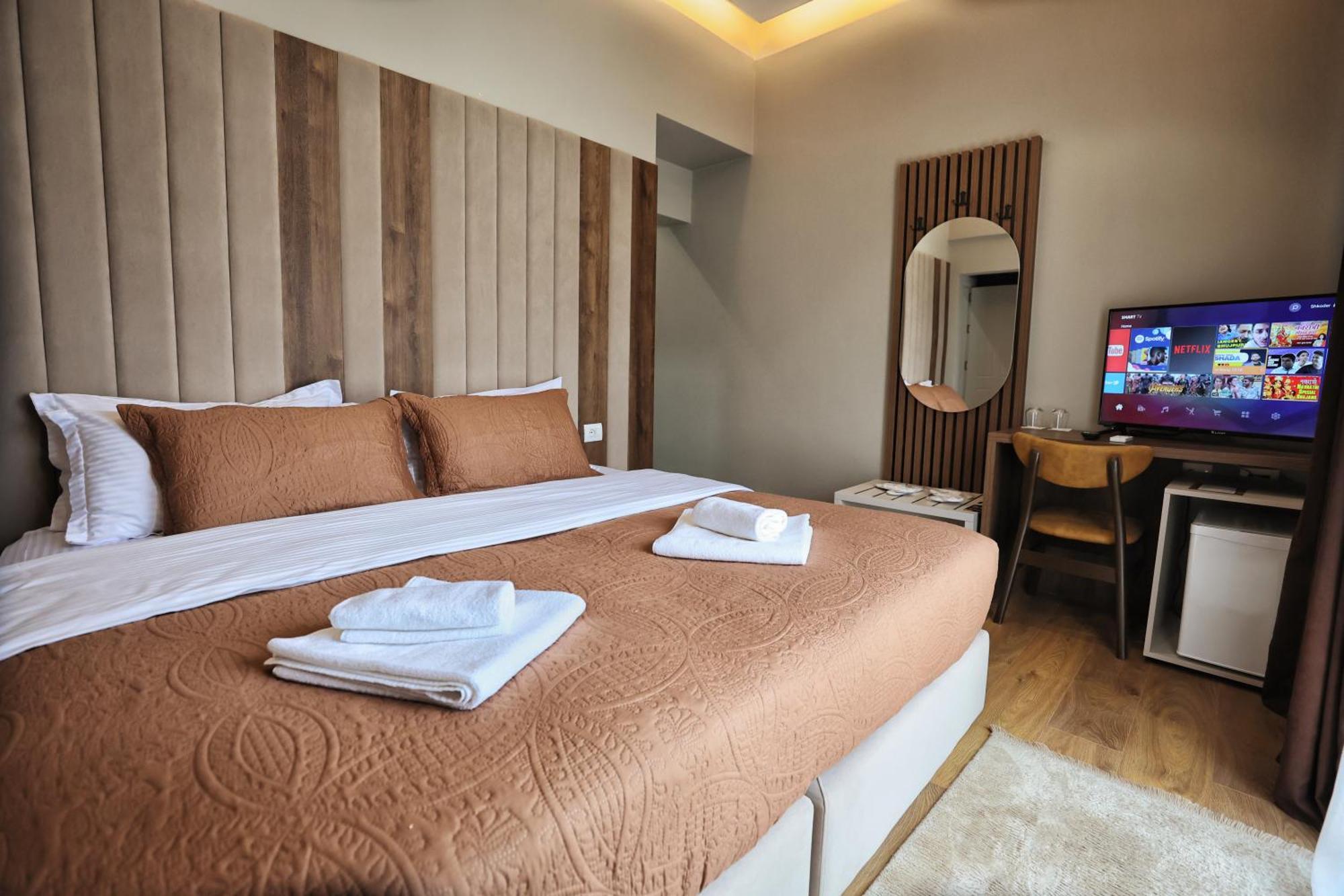 Vila Casablanca - Boutique Hotel & Restaurant Shkoder Bagian luar foto